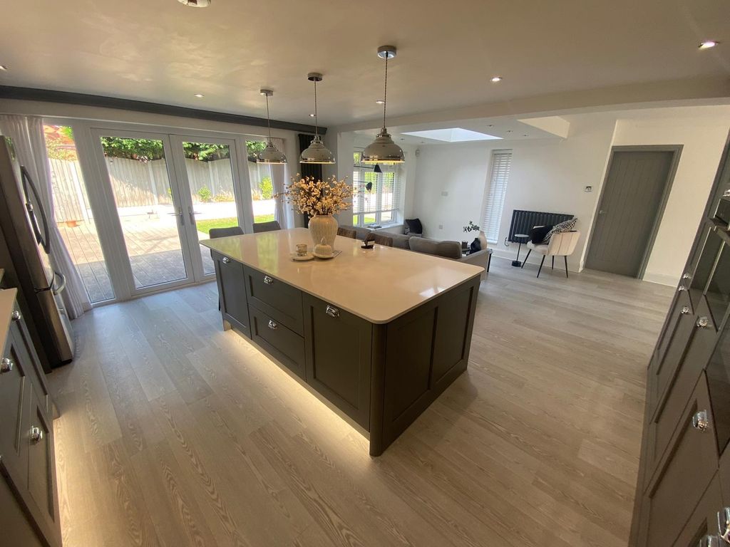 Property photo 3 of 19 Kitchen