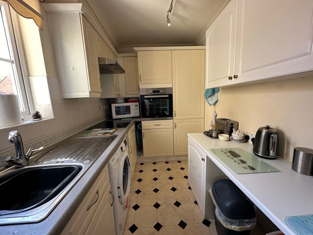 Property photo 3 of 11 Kitchen