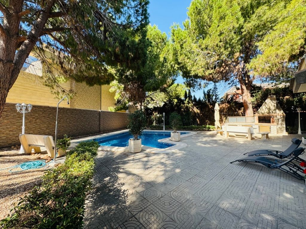 Property photo 2 of 20