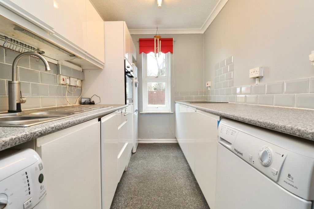 Property photo 3 of 10 Kitchen