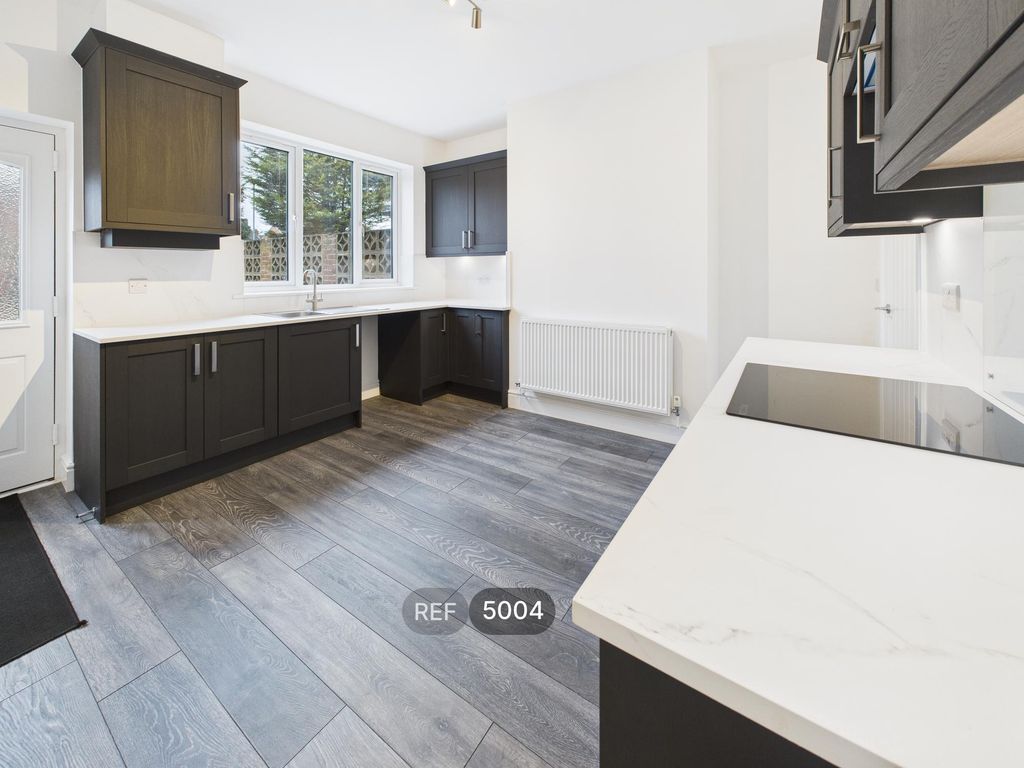 Property photo 3 of 8 Kitchen