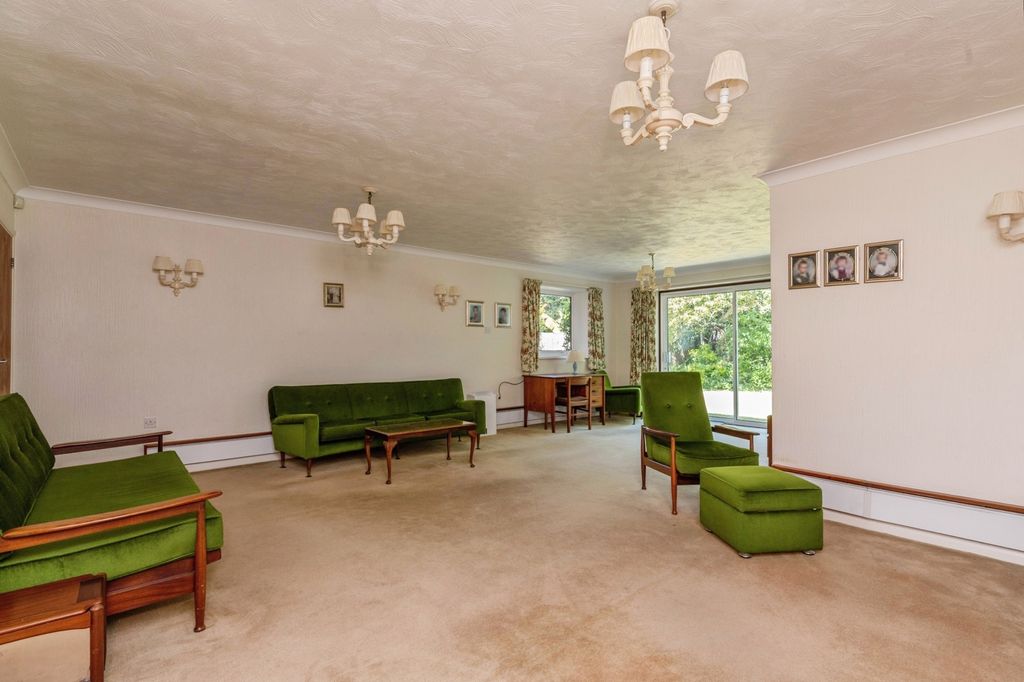 Property photo 2 of 17 Lounge