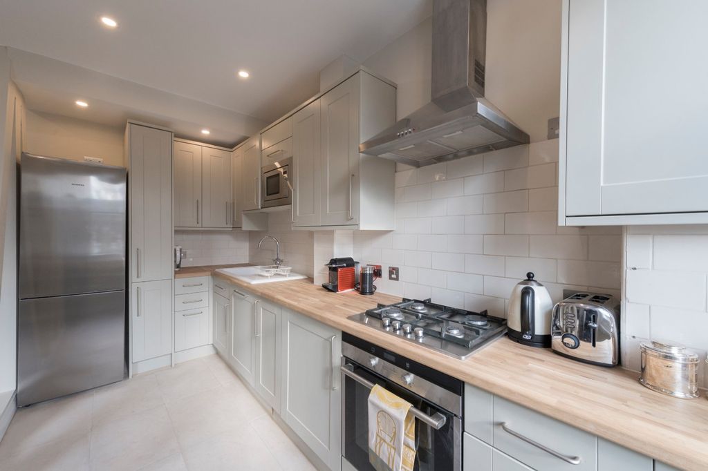 Property photo 3 of 7 Kitchen
