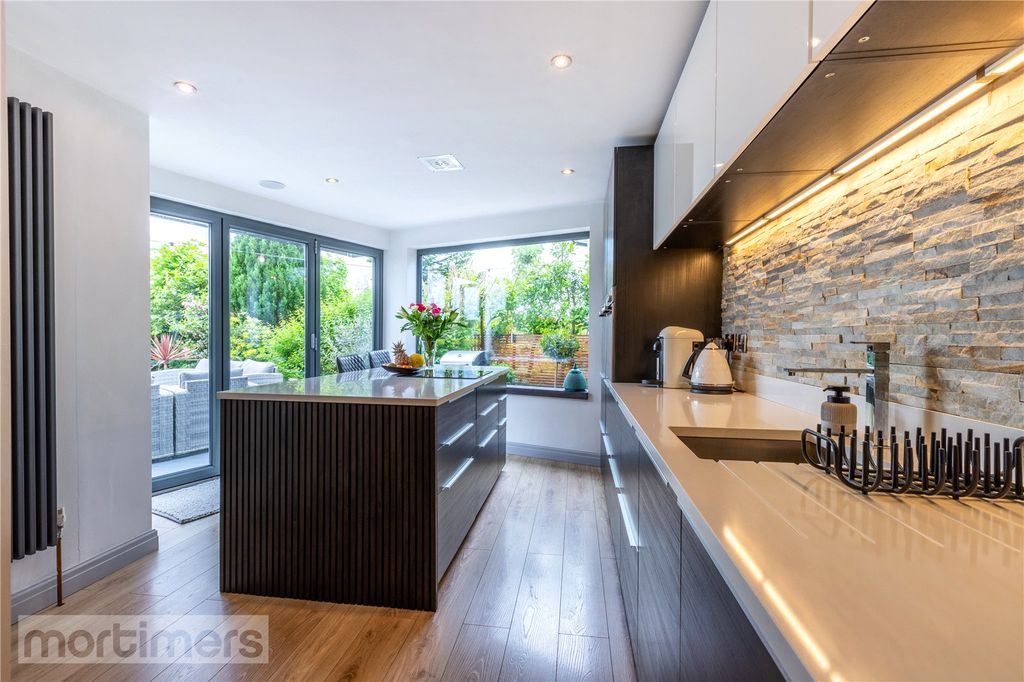 Property photo 2 of 25 Kitchen