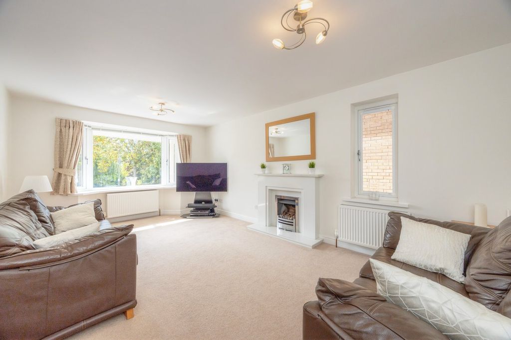 Property photo 2 of 32