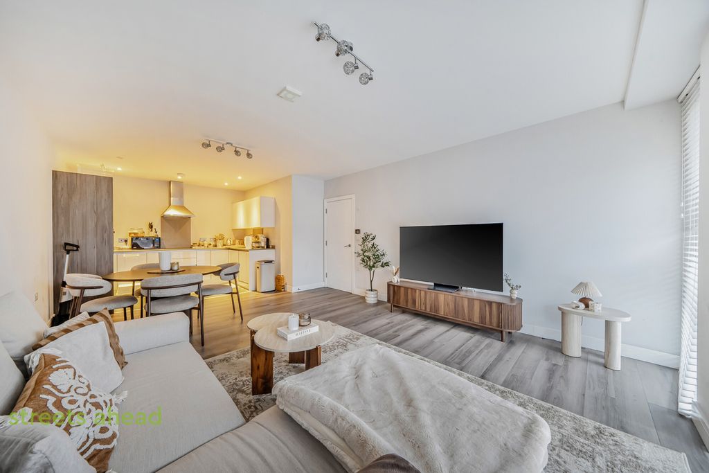 Property photo 2 of 20 Dd1F3690-75B4-4A0...