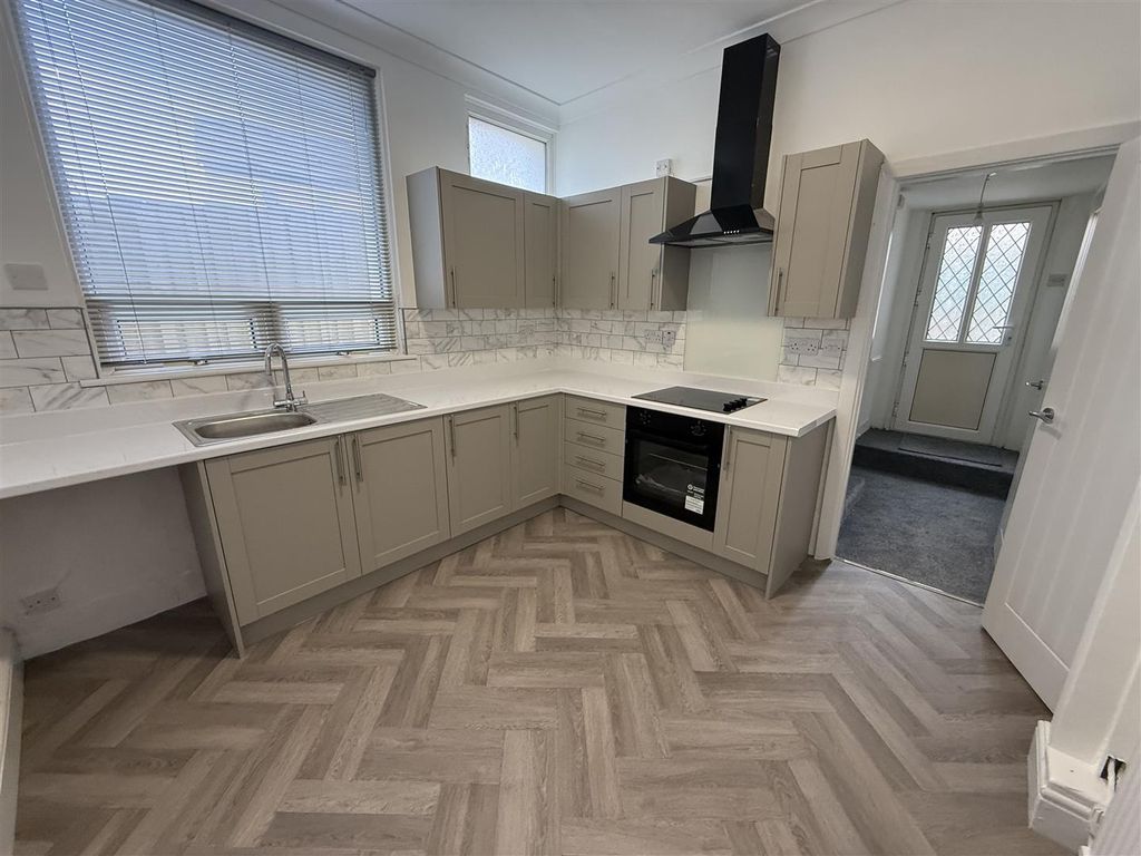 Property photo 2 of 27 Kitchen/Breakfast Room: