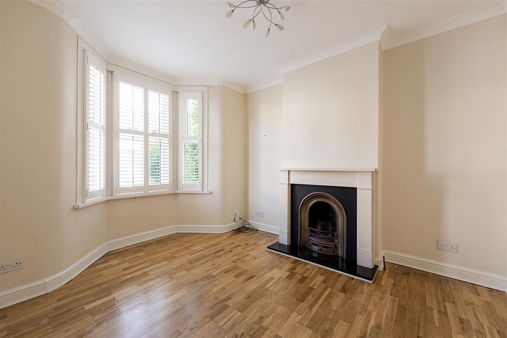 Property photo 3 of 33 Ashford Road, E18