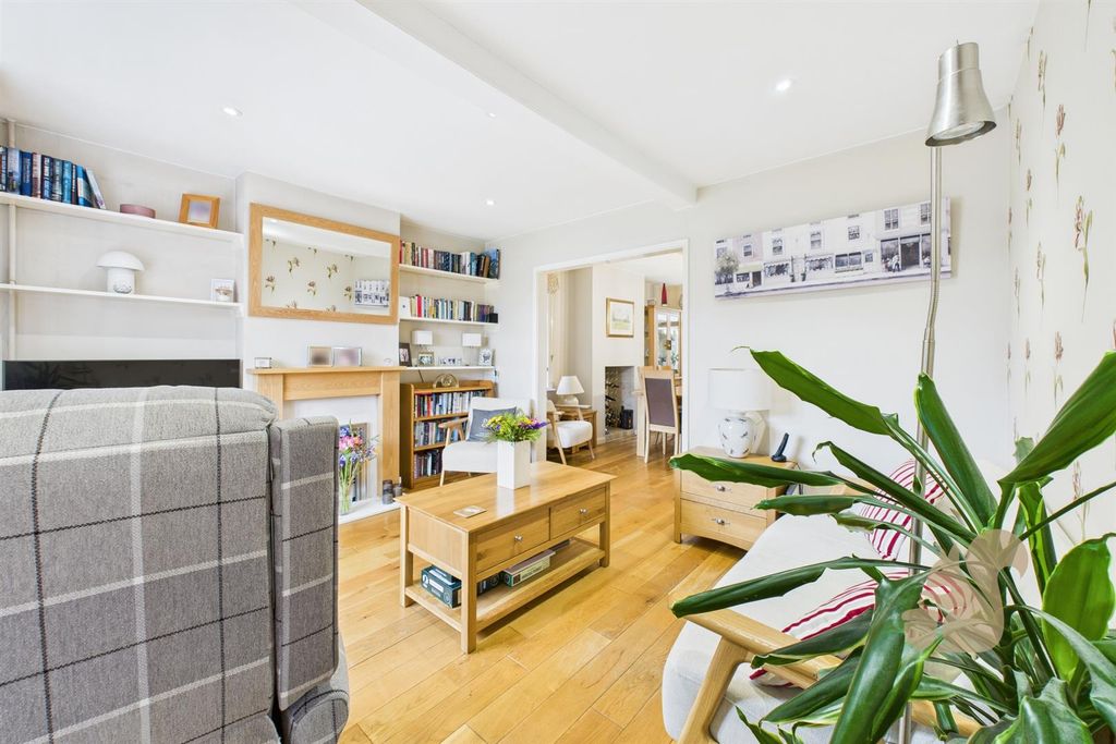 Property photo 3 of 18 Living Eoom