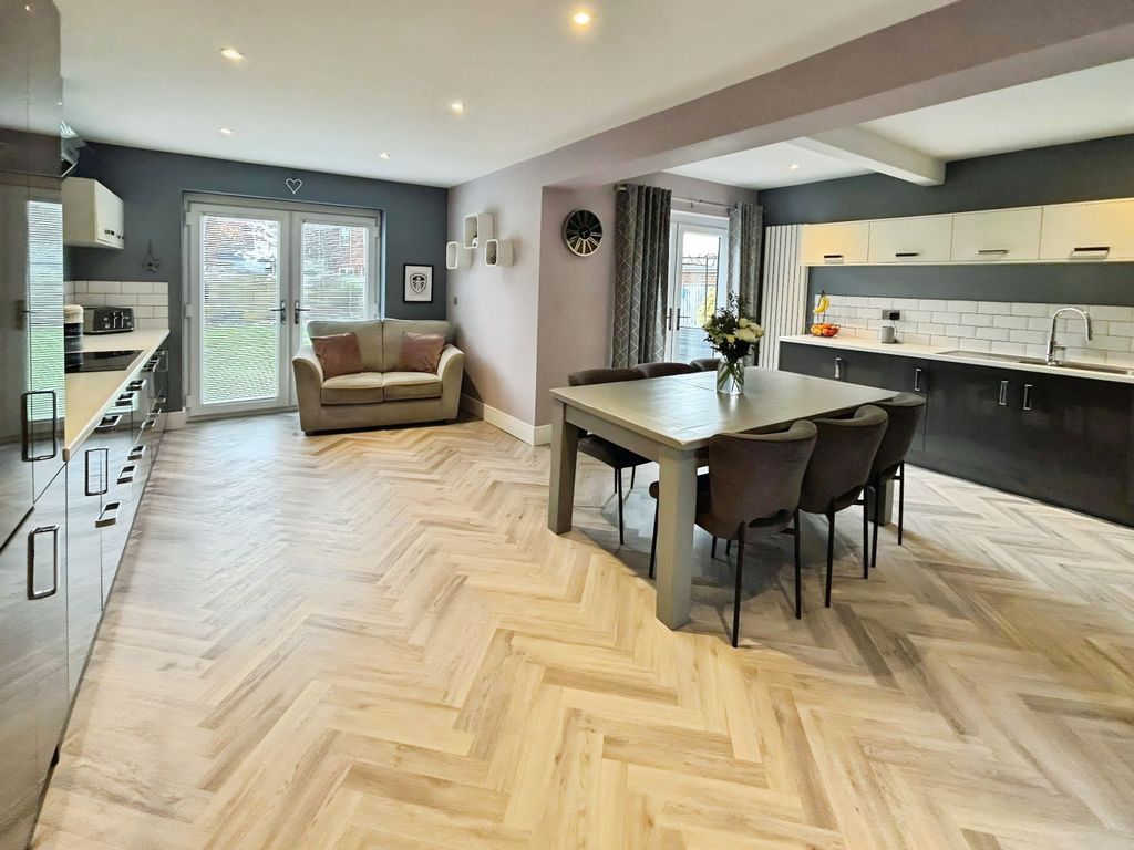 Property photo 3 of 26 Dining Kitchen