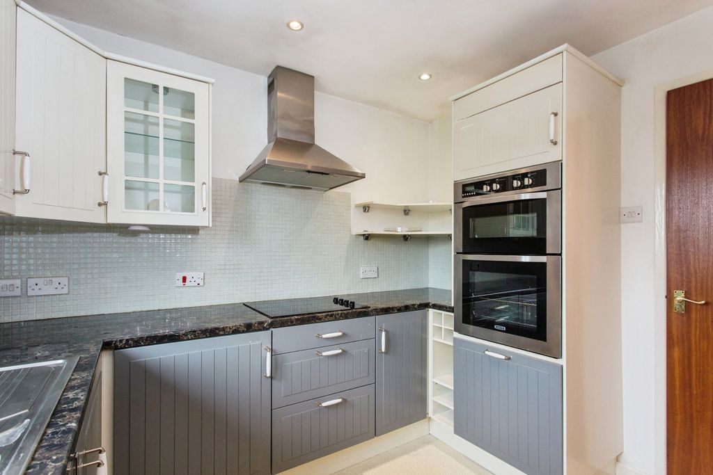 Property photo 3 of 12 Kitchen
