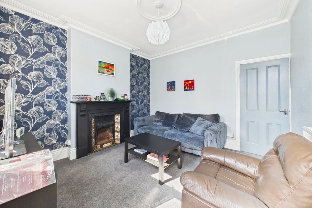 Property photo 3 of 14 Lounge