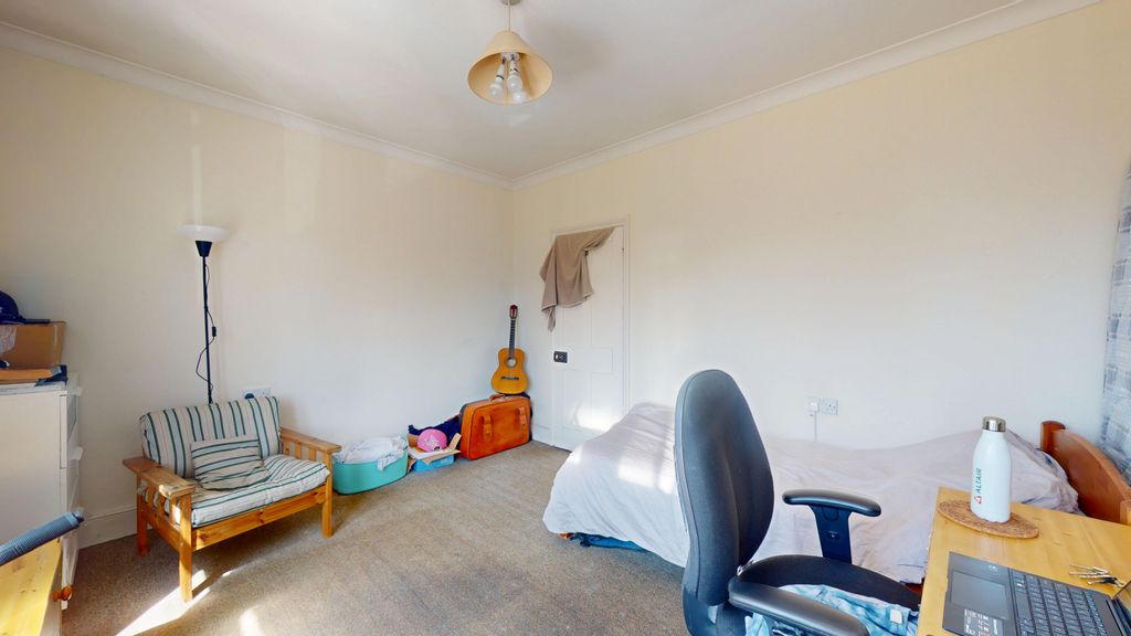 Property photo 1 of 18 Bedroom 1 - Angle 2