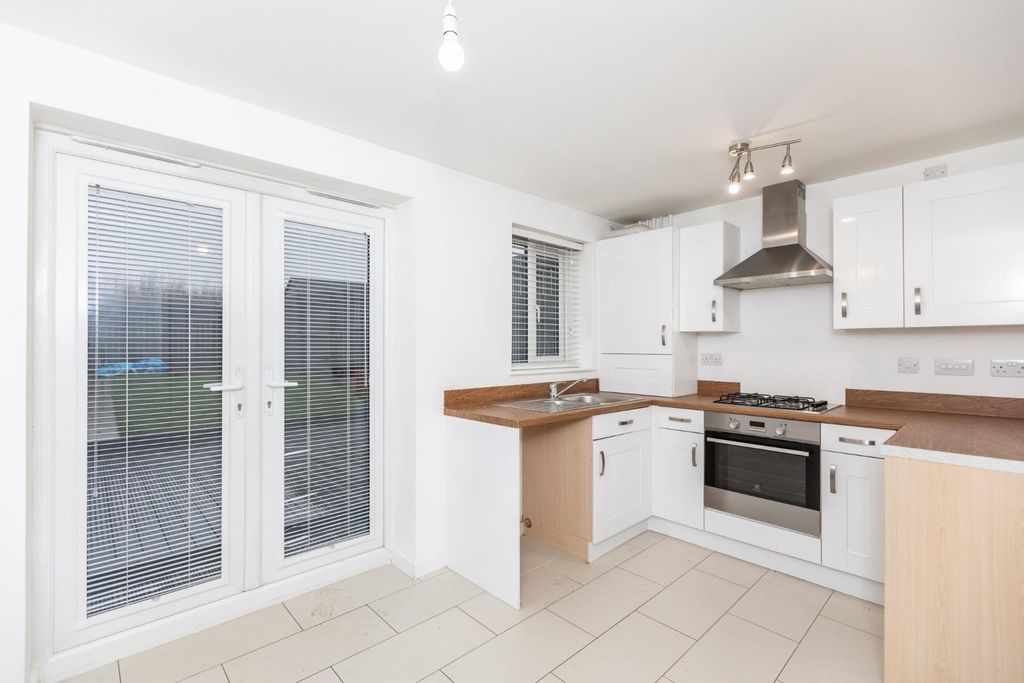 Property photo 2 of 17 Lav_8134.Jpg