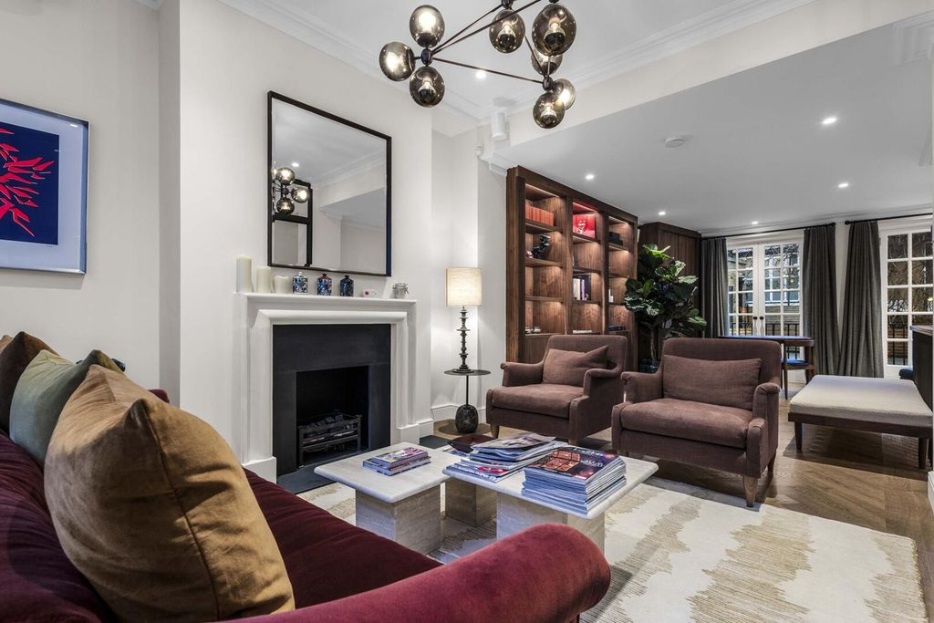 Property photo 2 of 18 Living Room