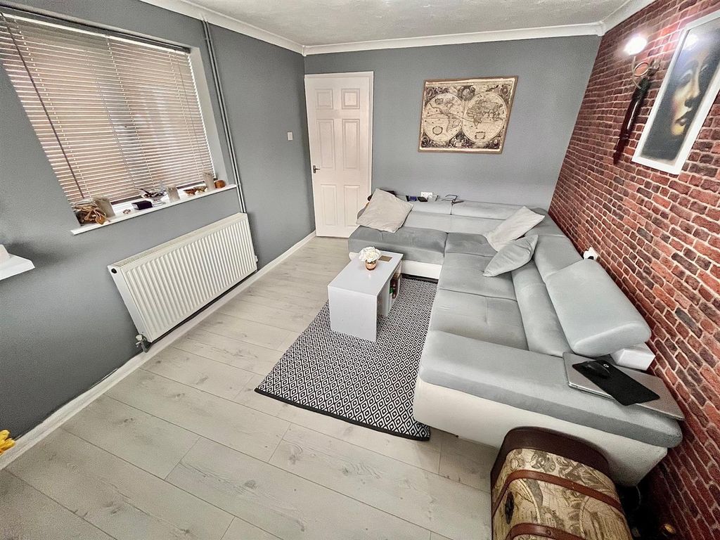 Property photo 2 of 11 Lounge