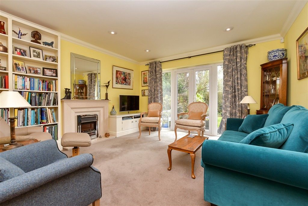 Property photo 3 of 16 Lounge