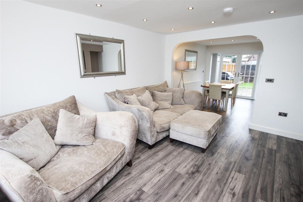 Property photo 3 of 14 Lounge