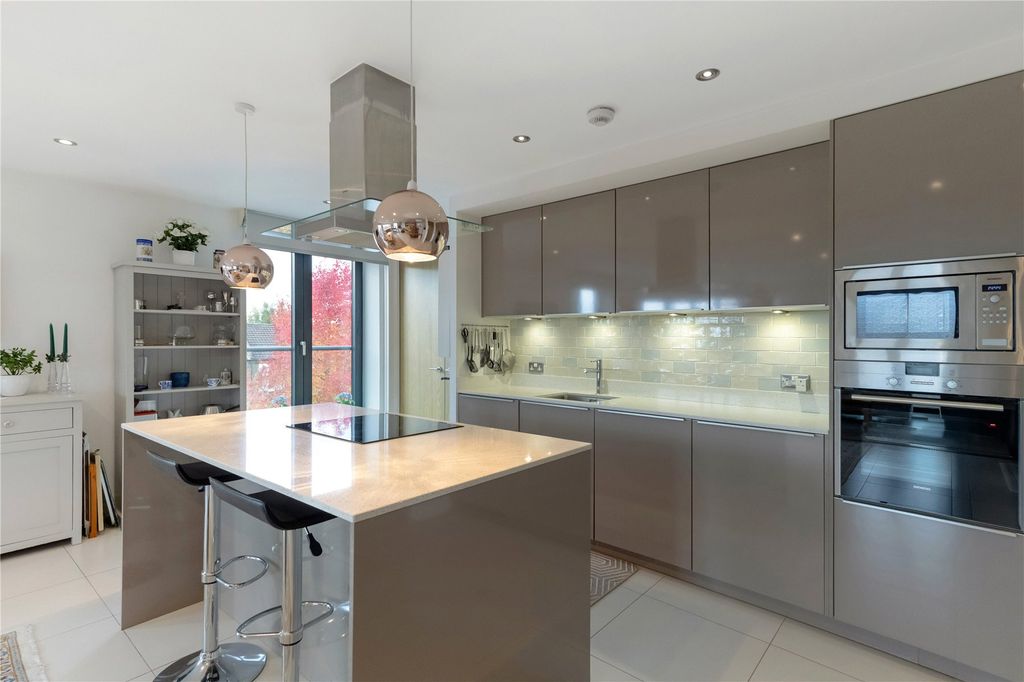 Property photo 2 of 21 Picture No. 12