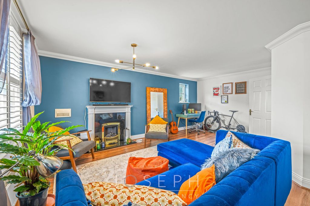 Property photo 2 of 23