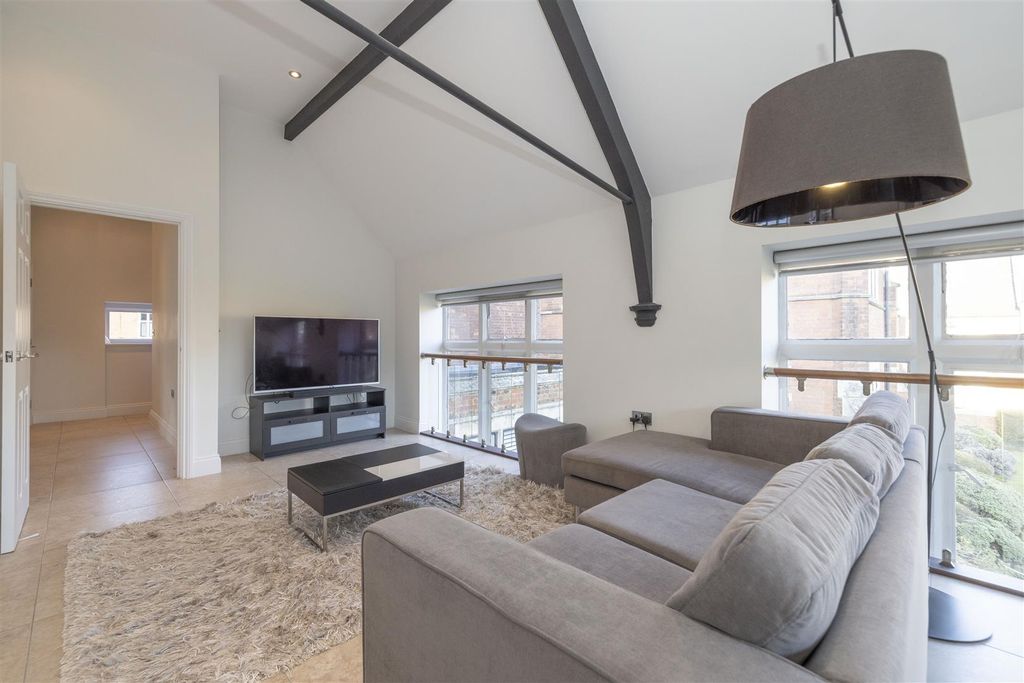 Property photo 3 of 14 01923 228822