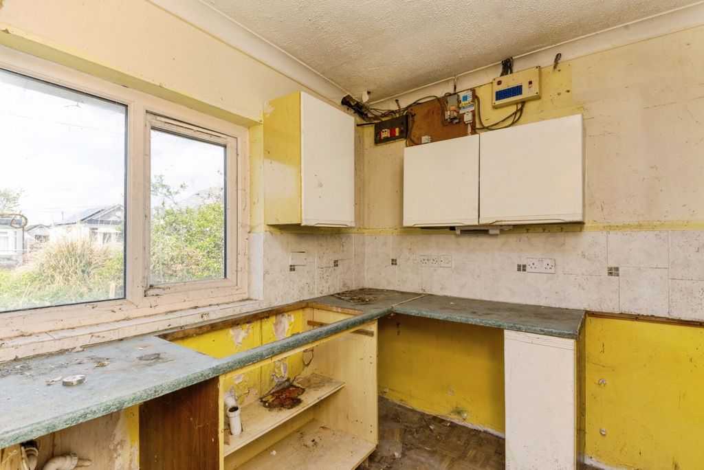 Property photo 3 of 11 Kitchen