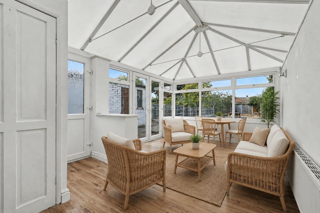 Property photo 3 of 22 Conservatory Ai.Jpg