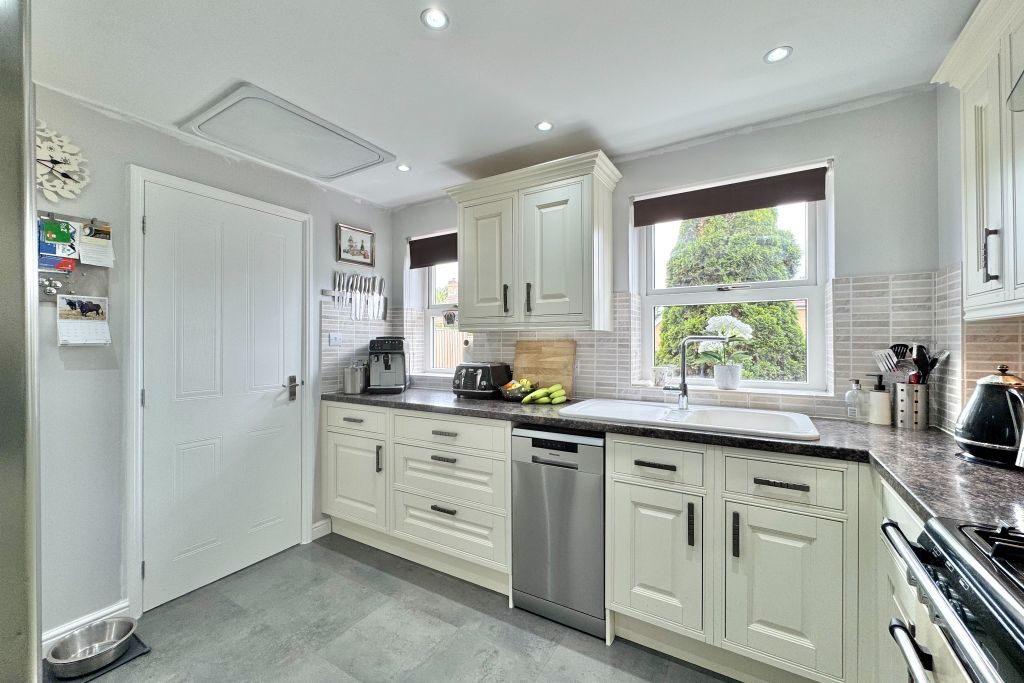 Property photo 2 of 18 Kitchen