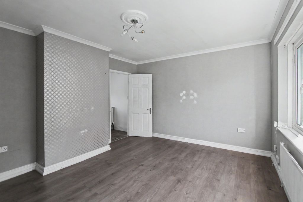Property photo 3 of 15 59 Fort Hill Road, Wincobank, Sheffield, South Yorkshire, S9 1BA
