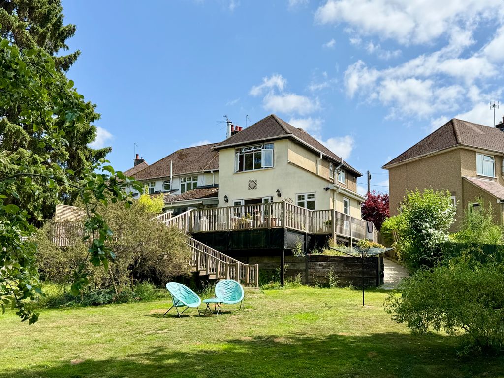 Property photo 1 of 32 Olivers Close, Potten End, Berkhamsted