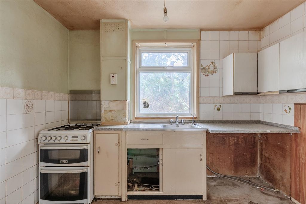Property photo 3 of 11 Kitchen