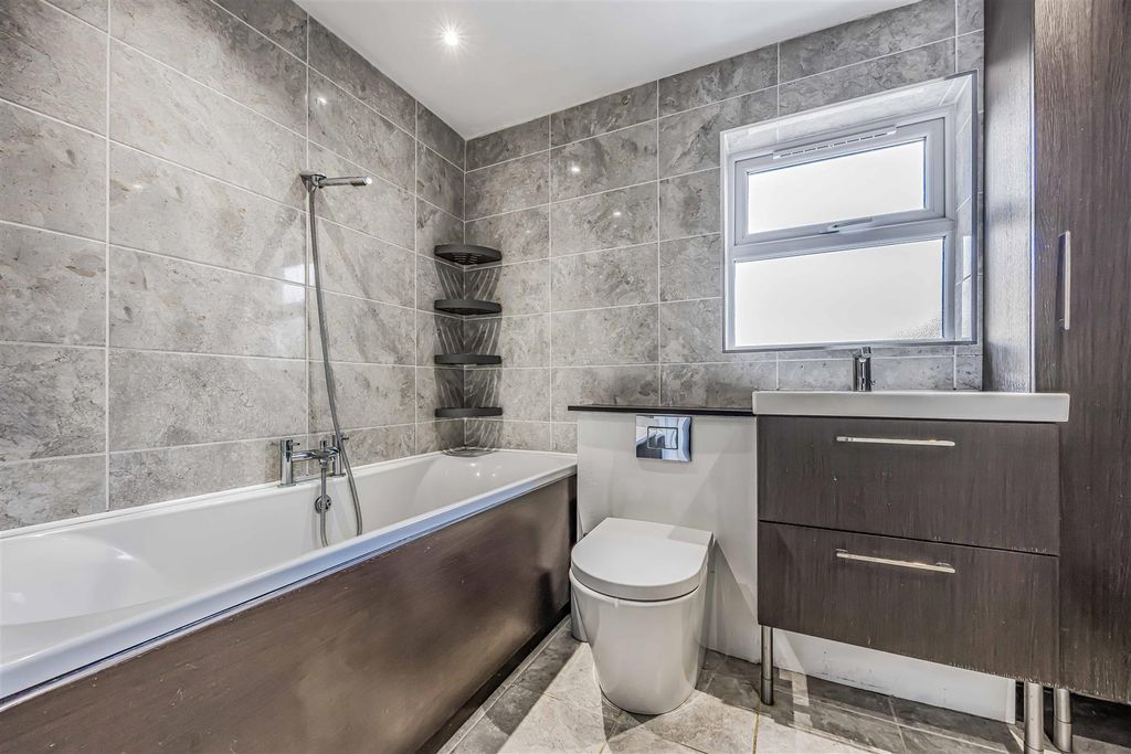 Property photo 2 of 21 81 Manor Road, Fratton-Small-Porticomarketing-Sold