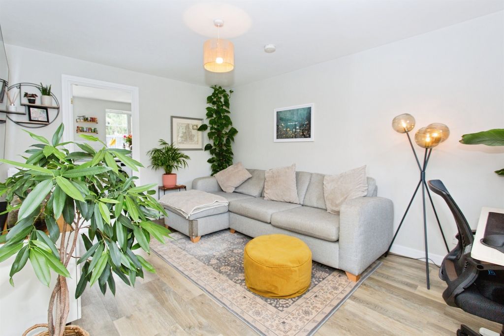Property photo 3 of 13 Lounge
