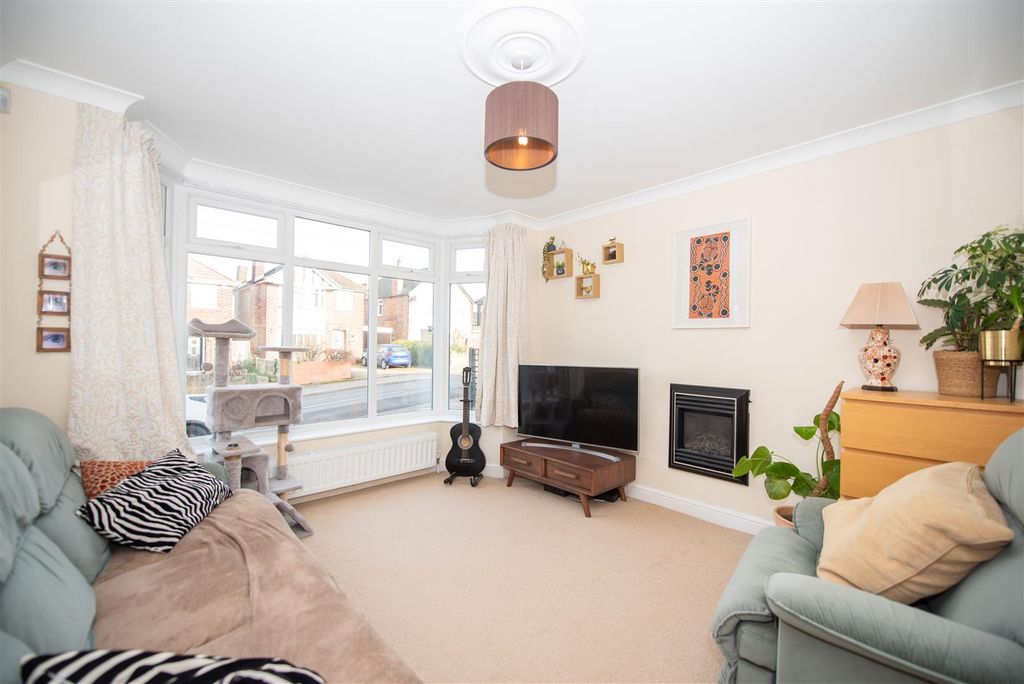 Property photo 3 of 15 Lounge