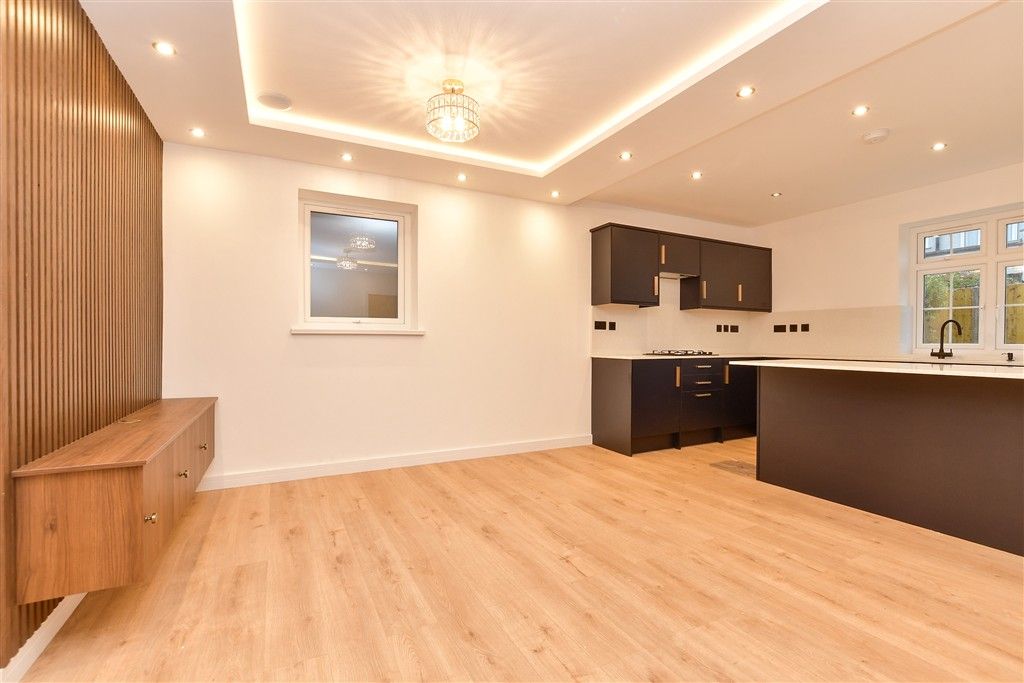 Property photo 3 of 11 Lounge / Kitchen / Diner