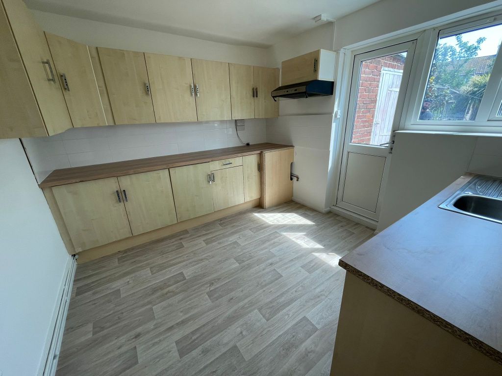 Property photo 3 of 8 Kitchen