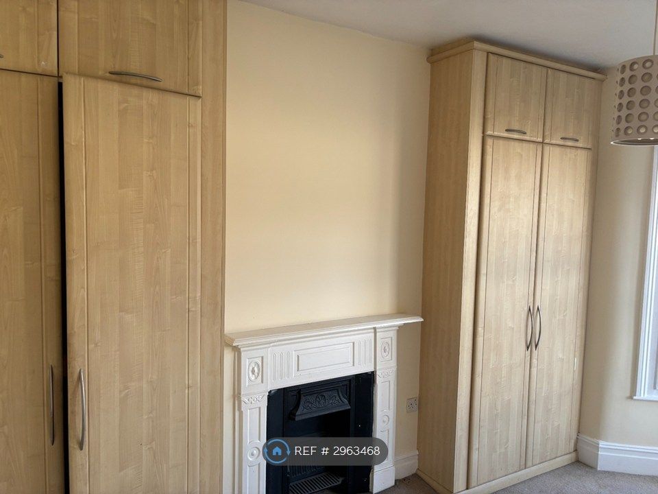Property photo 2 of 16 Large Bedroom