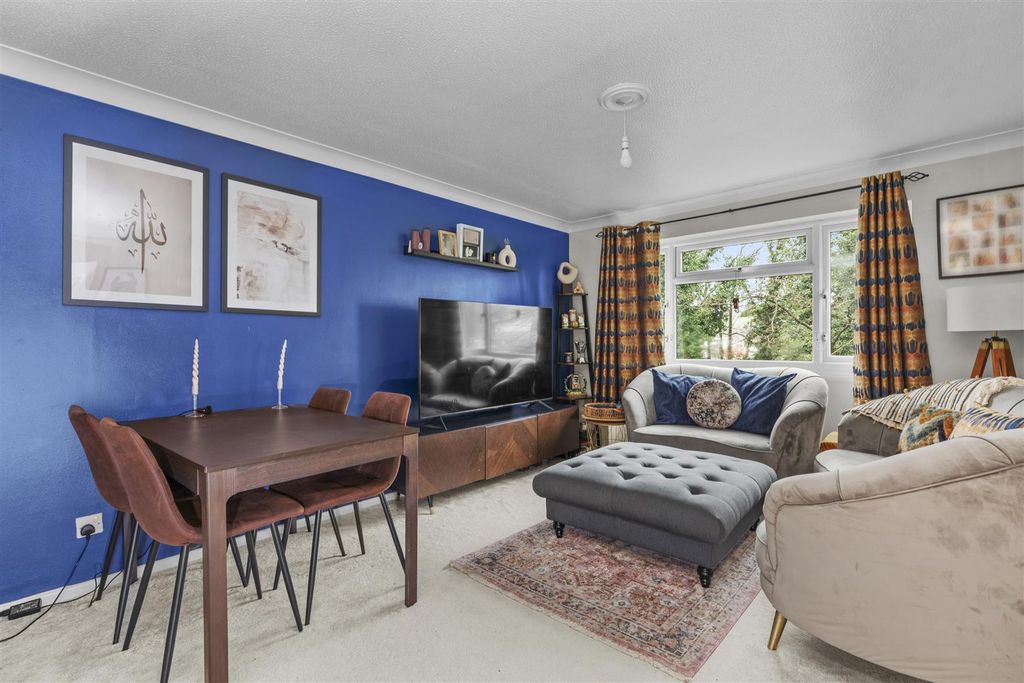 Property photo 2 of 12 17 Kaybridge Close, Hp13 7Hf-3.Jpg