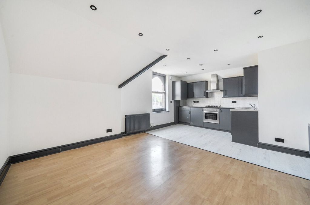 Property photo 2 of 11 Kitchen/Reception