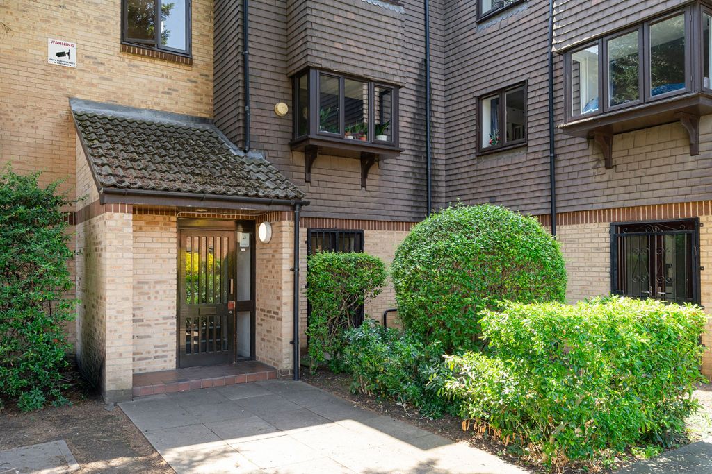 Property photo 1 of 6 2 Bed Flat To Rent Southerngate Way, London Se14