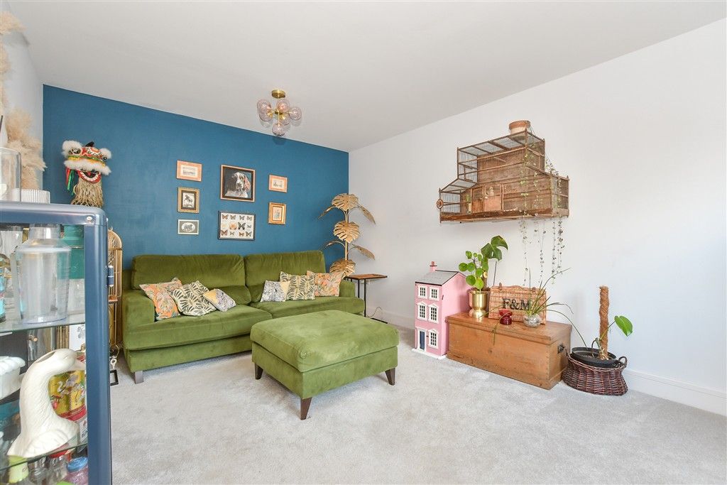 Property photo 1 of 12 Lounge