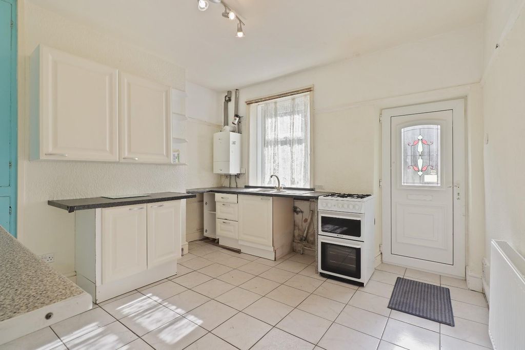 Property photo 2 of 28 Kitchen