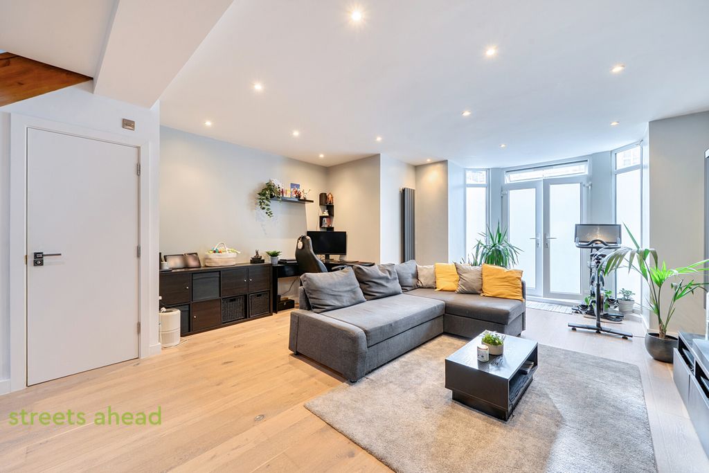 Property photo 2 of 19 Bd50Dbd2-20E0-4B1...