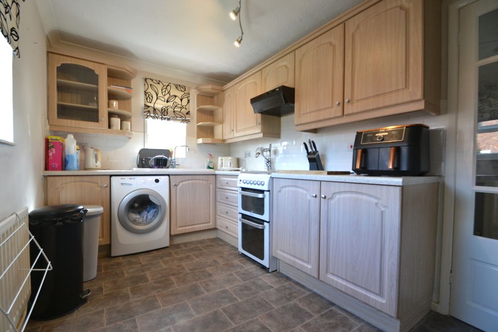Property photo 3 of 11 Kitchen