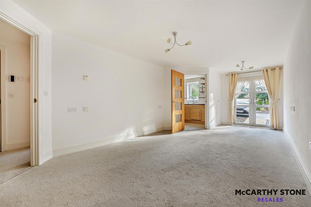 Property photo 3 of 22 8629421-Interior03-800.Jpg