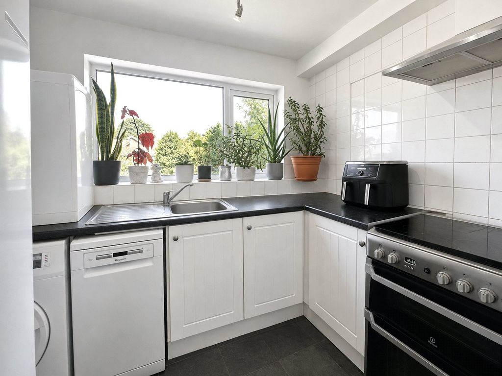 Property photo 3 of 8 Kitchen