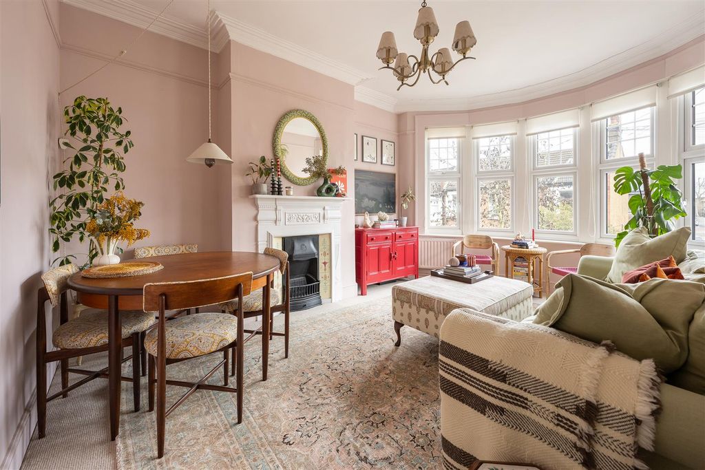 Property photo 2 of 28 Howard Road, E17