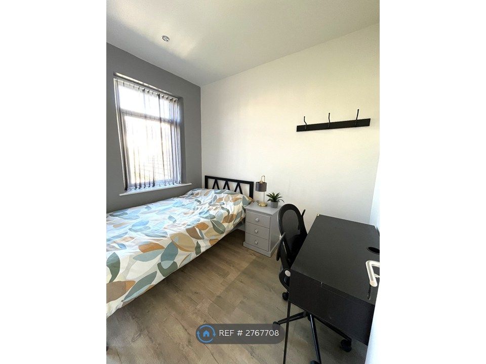 Property photo 1 of 18 Room 5