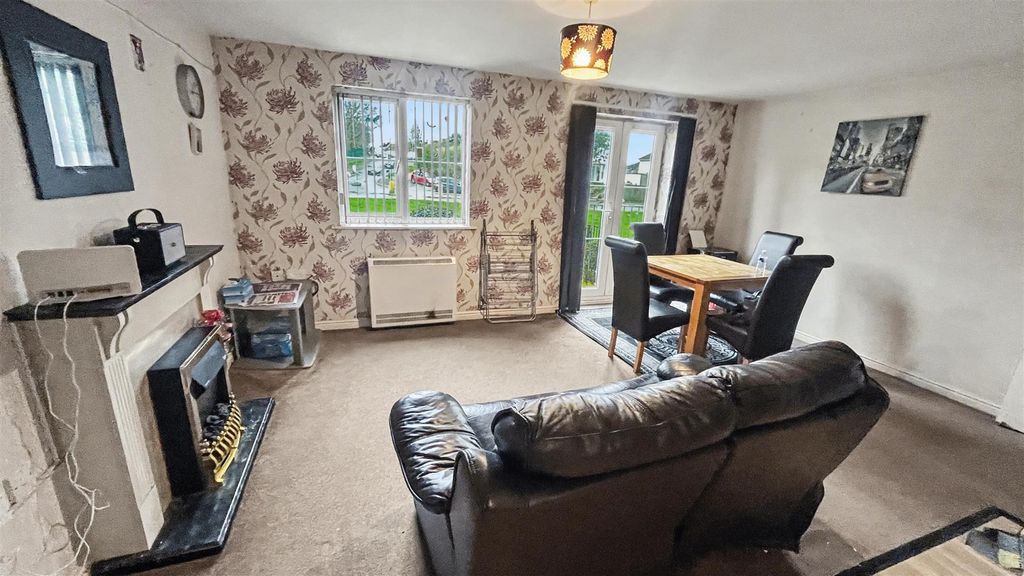 Property photo 3 of 8 Living/Kitchen