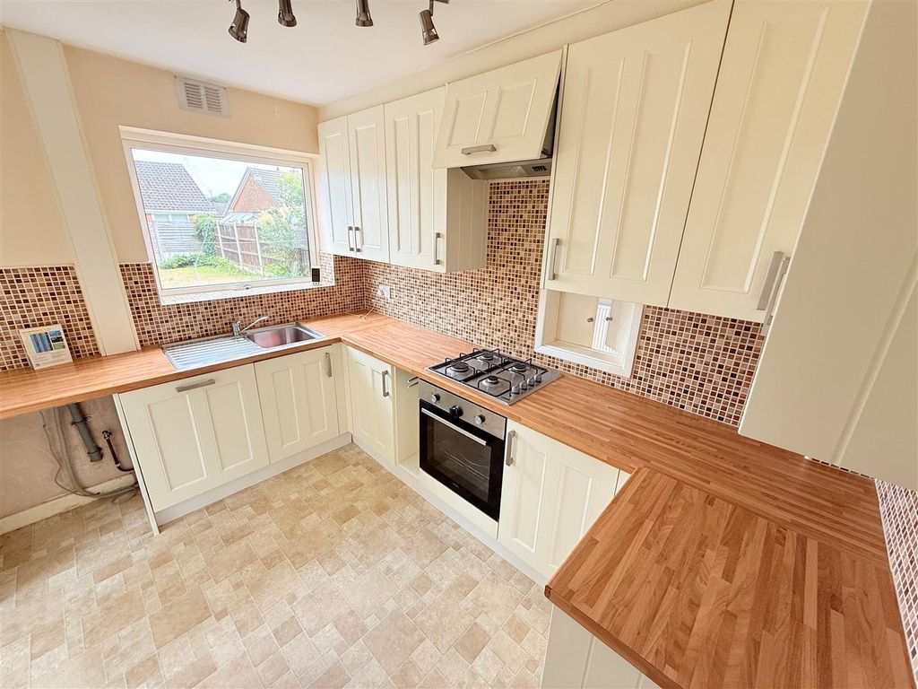 Property photo 3 of 11 Kitchen